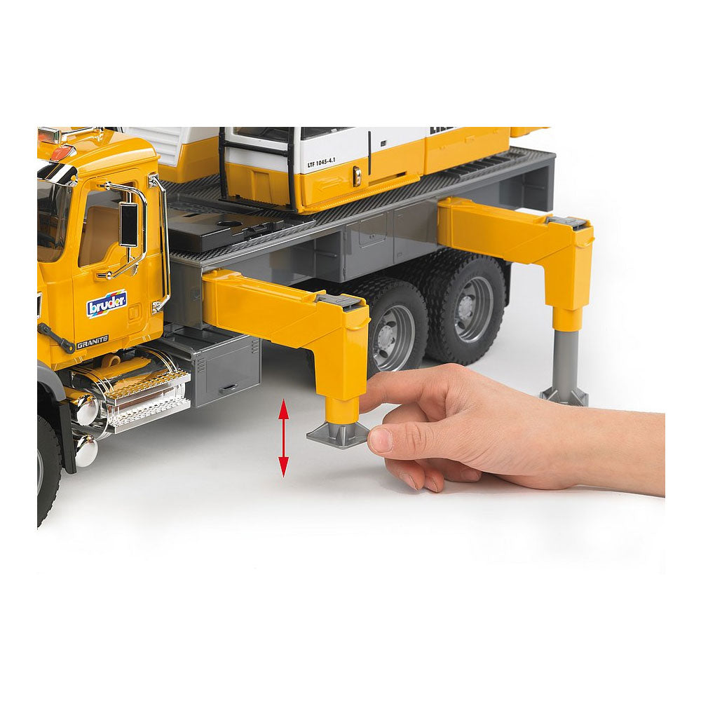 Bruder Mack Granite Liebherr Kran-LKW