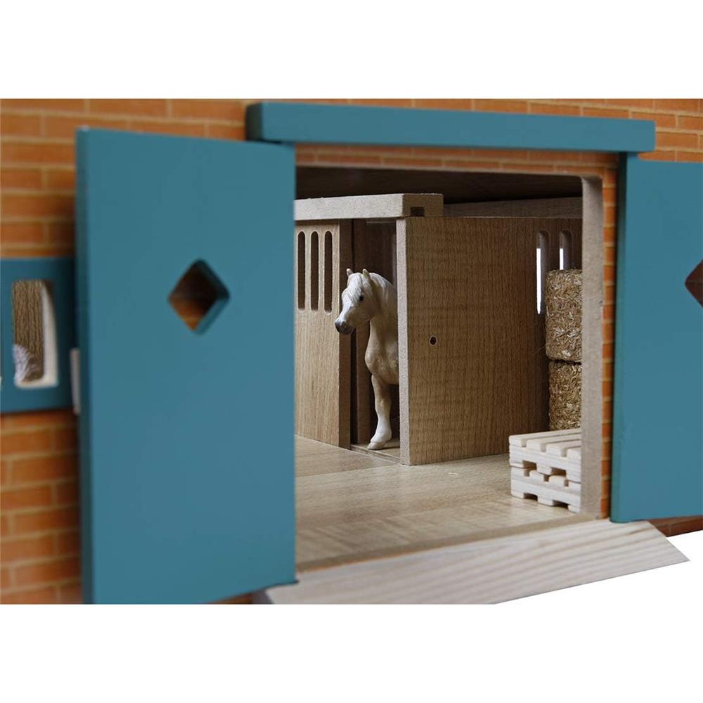 Pferdestall mit 10 Pferdeboxen